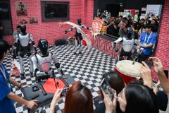 正在山东雷英精工科技无限公司智能化出产线吨